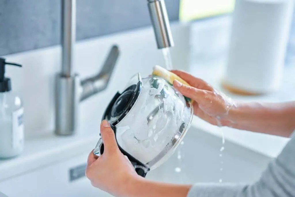 Wie du deine Kaffeemaschine sauber und entkalkt hältst